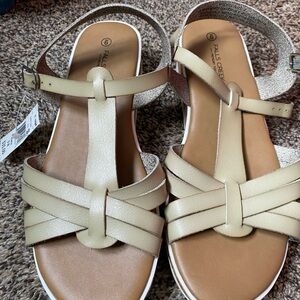 FALLS CREEK OLIVE SANDLE-SIZE 9 New with tag!!